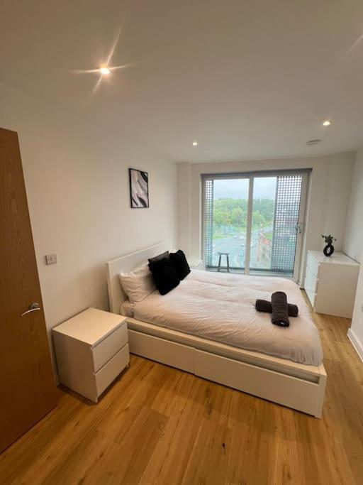 2 Bed Corner Apartment With Gym Manchester Exterior photo